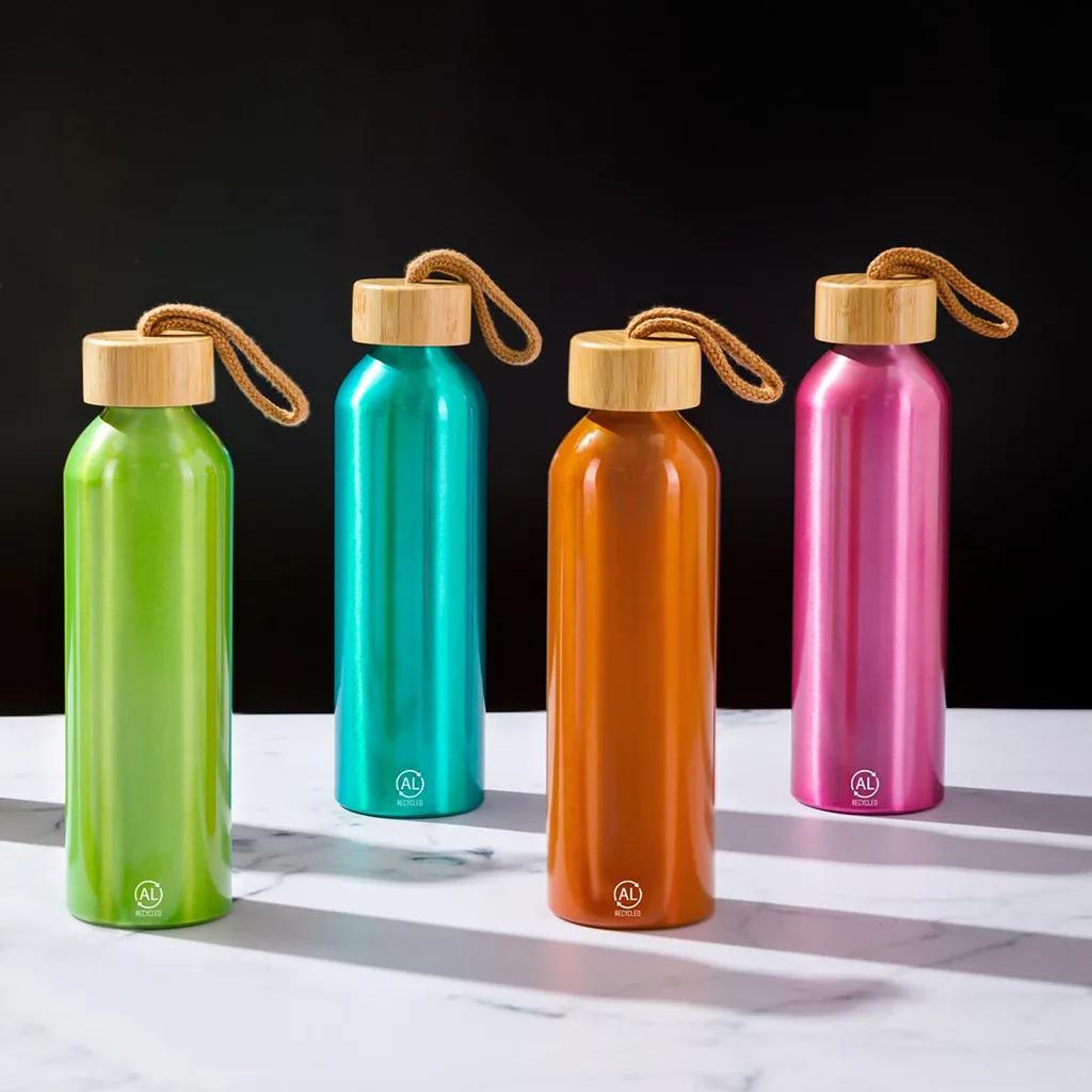 Bidones y Termos con Detalles de Bambú